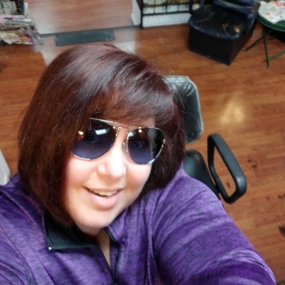 Meet your Posher, Beth - Picture 2 of 4